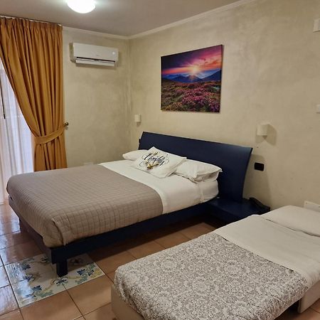 Vittoria Guest House Salerno Exterior photo