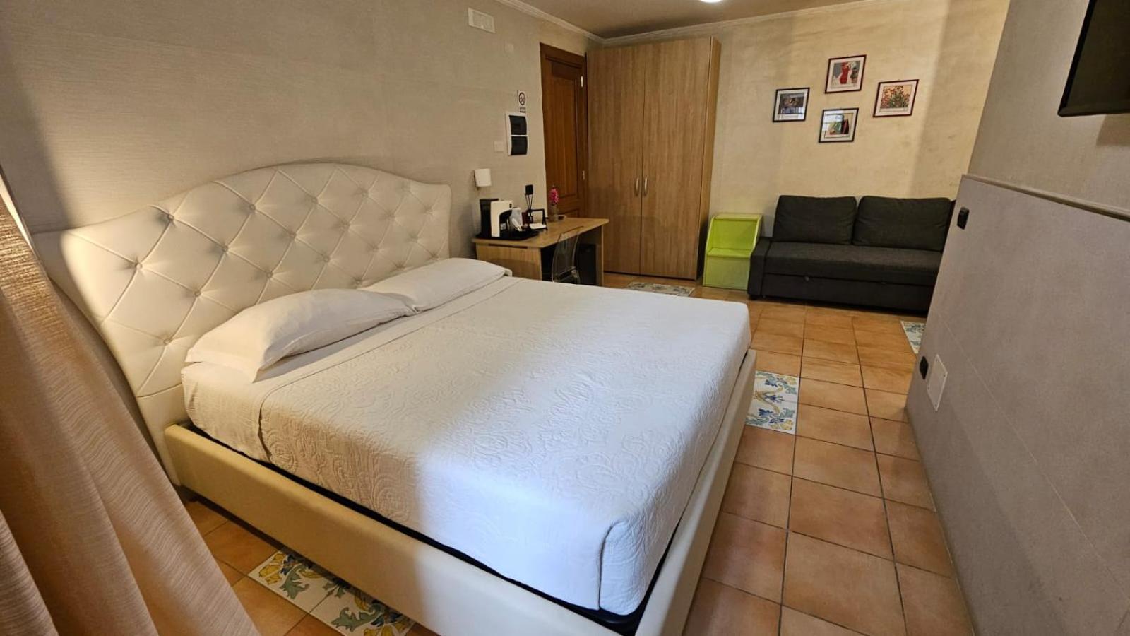 Vittoria Guest House Salerno Exterior photo
