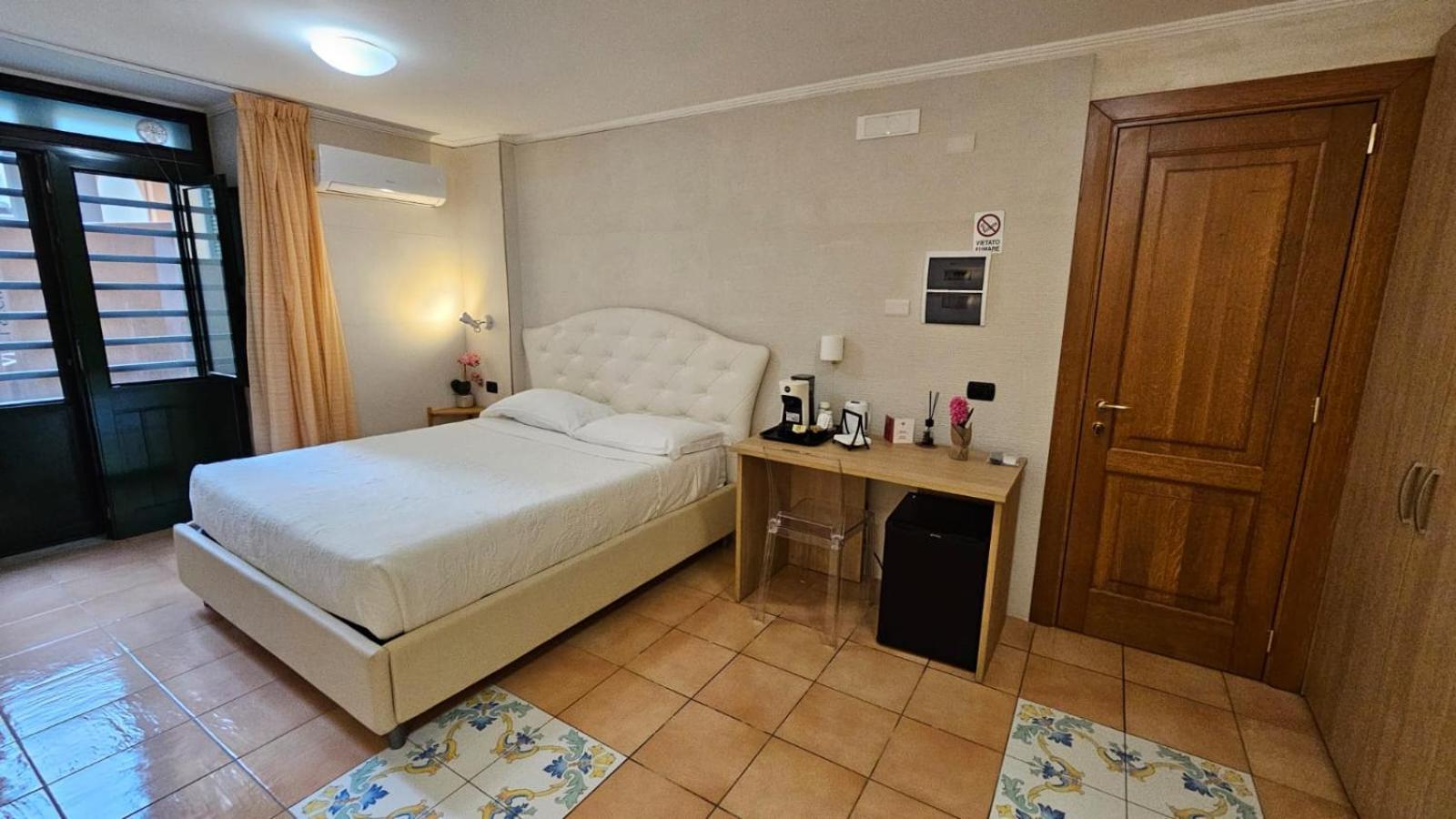 Vittoria Guest House Salerno Exterior photo